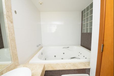 Apartamento à venda com 247m², 5 quartos e 4 vagas Apartamento à venda com 247m², 5 quartos e 4 vagasBanheiro da Suíte 2