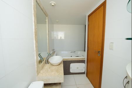 Apartamento à venda com 247m², 5 quartos e 4 vagas Apartamento à venda com 247m², 5 quartos e 4 vagasBanheiro da Suíte 2