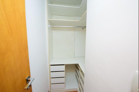Apartamento à venda com 247m², 5 quartos e 4 vagas Apartamento à venda com 247m², 5 quartos e 4 vagasCloset da suíte 2