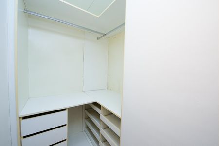Apartamento à venda com 247m², 5 quartos e 4 vagas Apartamento à venda com 247m², 5 quartos e 4 vagasCloset da suíte 2