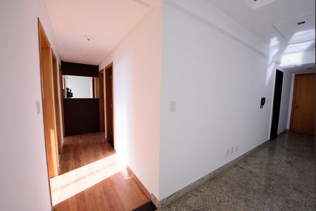 Apartamento à venda com 247m², 5 quartos e 4 vagas Apartamento à venda com 247m², 5 quartos e 4 vagasCorredor