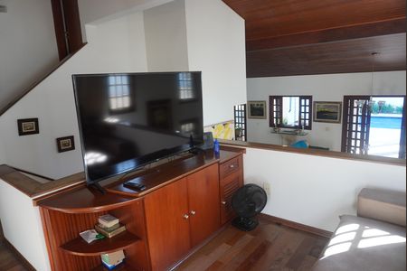 Sala de TV de casa de condomínio à venda com 5 quartos, 380m² em Alphaville, Santana de Parnaíba