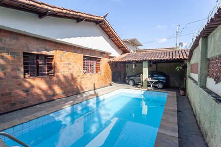 Casa à venda com 250m², 3 quartos e 3 vagas Casa à venda com 250m², 3 quartos e 3 vagasPiscina