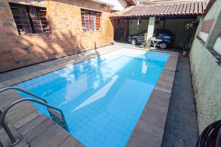 Casa à venda com 250m², 3 quartos e 3 vagas Casa à venda com 250m², 3 quartos e 3 vagasPiscina