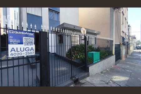 Fachada `+ Plaquinha de apartamento para alugar com 1 quarto, 40m² em Liberdade, São Paulo