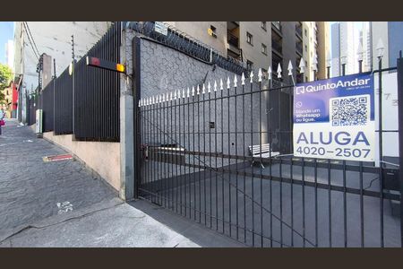 Fachada `+ Plaquinha de apartamento para alugar com 1 quarto, 40m² em Liberdade, São Paulo