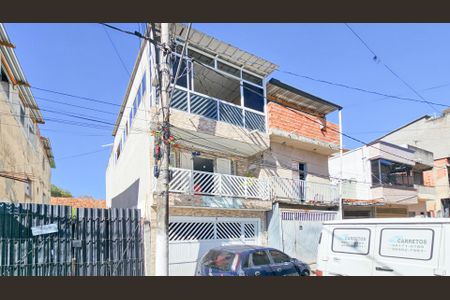 Casa à venda com 120m², 3 quartos e 2 vagas Casa à venda com 120m², 3 quartos e 2 vagasFachada