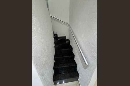 escada de casa de condomínio para alugar com 2 quartos, 72m² em Vila Ré, São Paulo