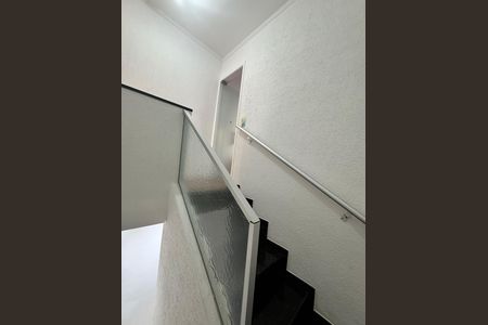 escada de casa de condomínio para alugar com 2 quartos, 72m² em Vila Ré, São Paulo