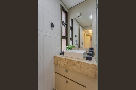 Banheiro de apartamento à venda com 3 quartos, 105m² em Bela Vista, Porto Alegre