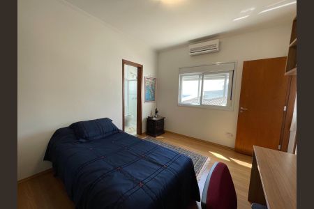 Casa de condomínio à venda com 340m², 4 quartos e 4 vagas Casa de condomínio à venda com 340m², 4 quartos e 4 vagasQuarto