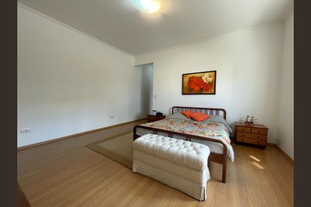 Casa de condomínio à venda com 340m², 4 quartos e 4 vagas Casa de condomínio à venda com 340m², 4 quartos e 4 vagasQuarto