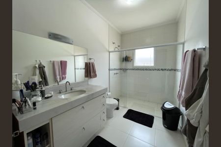 Casa de condomínio à venda com 340m², 4 quartos e 4 vagas Casa de condomínio à venda com 340m², 4 quartos e 4 vagasBanheiro