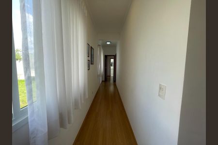 Casa de condomínio à venda com 340m², 4 quartos e 4 vagas Casa de condomínio à venda com 340m², 4 quartos e 4 vagasCorredor