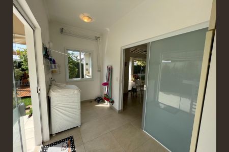 Casa de condomínio à venda com 340m², 4 quartos e 4 vagas Casa de condomínio à venda com 340m², 4 quartos e 4 vagasÁrea de Serviço