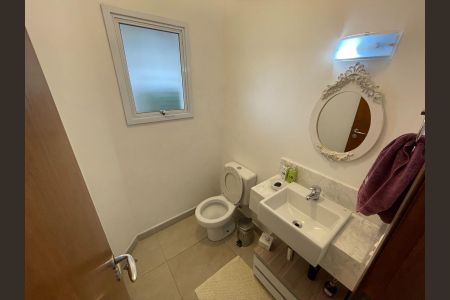 Casa de condomínio à venda com 340m², 4 quartos e 4 vagas Casa de condomínio à venda com 340m², 4 quartos e 4 vagasBanheiro
