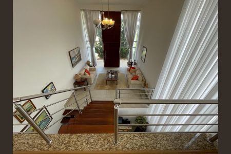 Casa de condomínio à venda com 340m², 4 quartos e 4 vagas Casa de condomínio à venda com 340m², 4 quartos e 4 vagasEscada
