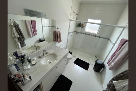 Casa de condomínio à venda com 340m², 4 quartos e 4 vagas Casa de condomínio à venda com 340m², 4 quartos e 4 vagasBanheiro