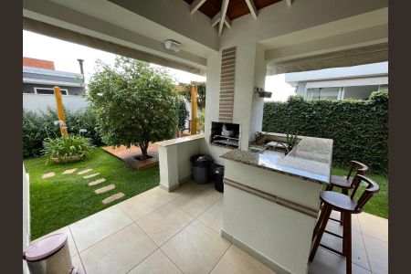 Casa de condomínio à venda com 340m², 4 quartos e 4 vagas Casa de condomínio à venda com 340m², 4 quartos e 4 vagasChurrasqueira