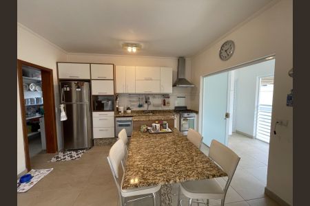 Casa de condomínio à venda com 340m², 4 quartos e 4 vagas Casa de condomínio à venda com 340m², 4 quartos e 4 vagasCozinha