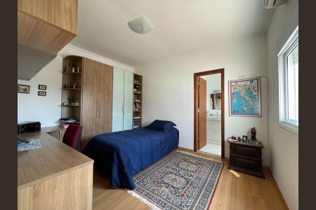 Casa de condomínio à venda com 340m², 4 quartos e 4 vagas Casa de condomínio à venda com 340m², 4 quartos e 4 vagasQuarto