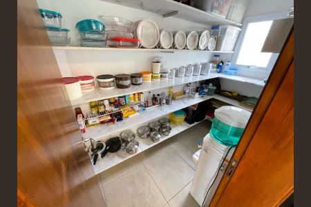 Casa de condomínio à venda com 340m², 4 quartos e 4 vagas Casa de condomínio à venda com 340m², 4 quartos e 4 vagasDespensa