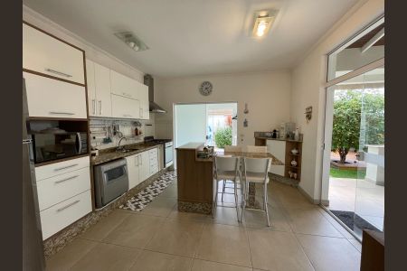 Casa de condomínio à venda com 340m², 4 quartos e 4 vagas Casa de condomínio à venda com 340m², 4 quartos e 4 vagasCozinha