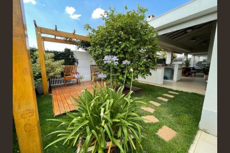 Casa de condomínio à venda com 340m², 4 quartos e 4 vagas Casa de condomínio à venda com 340m², 4 quartos e 4 vagasÁrea Externa