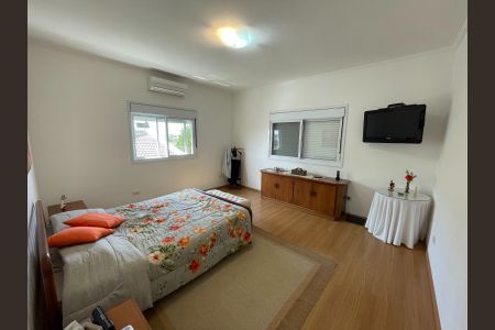 Casa de condomínio à venda com 340m², 4 quartos e 4 vagas Casa de condomínio à venda com 340m², 4 quartos e 4 vagasQuarto