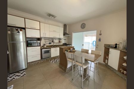 Casa de condomínio à venda com 340m², 4 quartos e 4 vagas Casa de condomínio à venda com 340m², 4 quartos e 4 vagasCozinha
