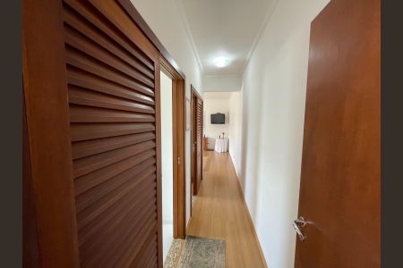 Casa de condomínio à venda com 340m², 4 quartos e 4 vagas Casa de condomínio à venda com 340m², 4 quartos e 4 vagasCorredor