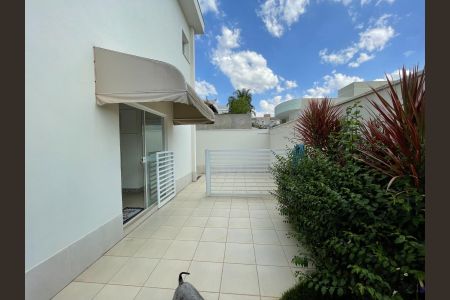 Casa de condomínio à venda com 340m², 4 quartos e 4 vagas Casa de condomínio à venda com 340m², 4 quartos e 4 vagasÁrea Externa