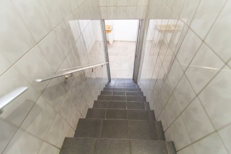 Entrada de casa para alugar com 2 quartos, 250m² em Jardim das Oliveiras, São Paulo