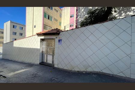 Fachada + Placa de casa para alugar com 2 quartos, 57m² em Conjunto Residencial José Bonifácio, São Paulo