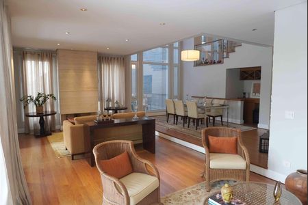 Casa de condomínio à venda com 427m², 3 quartos e 4 vagas Casa de condomínio à venda com 427m², 3 quartos e 4 vagasSala de Estar - Jantar