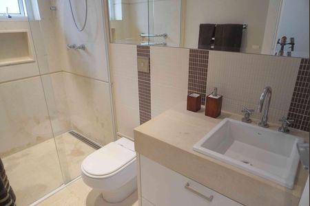 Casa de condomínio à venda com 427m², 3 quartos e 4 vagas Casa de condomínio à venda com 427m², 3 quartos e 4 vagasBanheiro da Suíte 2