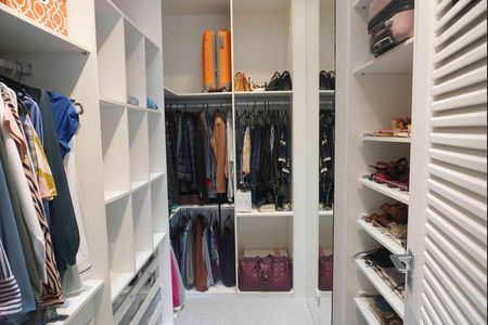 Casa de condomínio à venda com 427m², 3 quartos e 4 vagas Casa de condomínio à venda com 427m², 3 quartos e 4 vagasCloset da suíte 3 - Principal