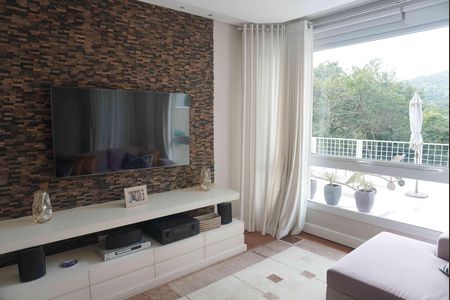 Casa de condomínio à venda com 427m², 3 quartos e 4 vagas Casa de condomínio à venda com 427m², 3 quartos e 4 vagasSala de TV