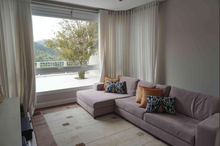 Sala de TV de casa de condomínio à venda com 3 quartos, 427m² em Alphaville, Santana de Parnaíba