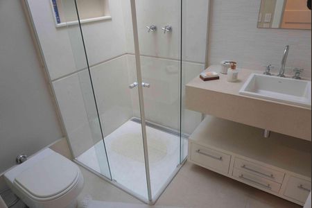 Casa de condomínio à venda com 427m², 3 quartos e 4 vagas Casa de condomínio à venda com 427m², 3 quartos e 4 vagasBanheiro da Suíte 1