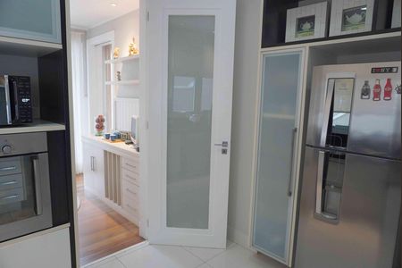 Casa de condomínio à venda com 427m², 3 quartos e 4 vagas Casa de condomínio à venda com 427m², 3 quartos e 4 vagasCozinha