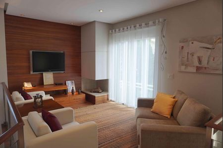 Casa de condomínio à venda com 427m², 3 quartos e 4 vagas Casa de condomínio à venda com 427m², 3 quartos e 4 vagasSala de TV
