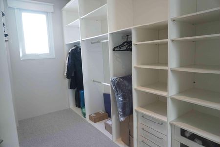 Casa de condomínio à venda com 427m², 3 quartos e 4 vagas Casa de condomínio à venda com 427m², 3 quartos e 4 vagasCloset da suíte 4
