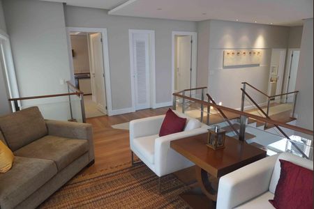 Casa de condomínio à venda com 427m², 3 quartos e 4 vagas Casa de condomínio à venda com 427m², 3 quartos e 4 vagasSala de TV