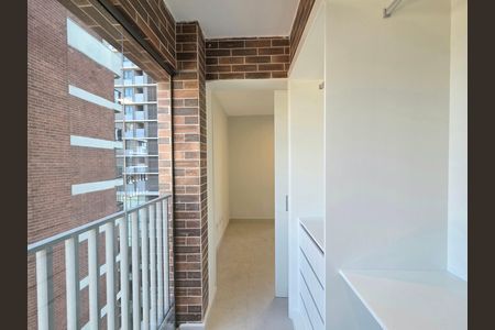Closet da suíte 1 de apartamento para alugar com 2 quartos, 97m² em Indianópolis, São Paulo