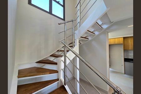 Apartamento para alugar com 97m², 2 quartos e 1 vaga Apartamento para alugar com 97m², 2 quartos e 1 vagaEscada