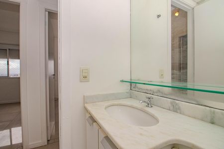 Banheiro Social de apartamento para alugar com 3 quartos, 65m² em Vila Ipiranga, Porto Alegre