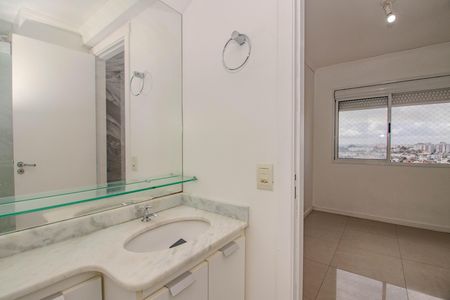 Banheiro da Suíte de apartamento para alugar com 3 quartos, 65m² em Vila Ipiranga, Porto Alegre