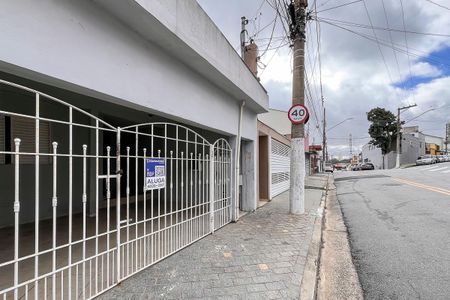 Fachada + plaquinha de casa para alugar com 2 quartos, 70m² em Vila Vivaldi, São Bernardo do Campo