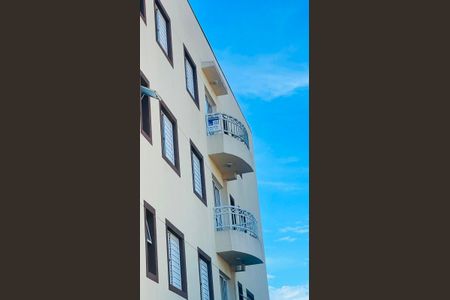 Placa instalada no terceiro andar de apartamento para alugar com 2 quartos, 56m² em Outeiro de Passárgada, Cotia
